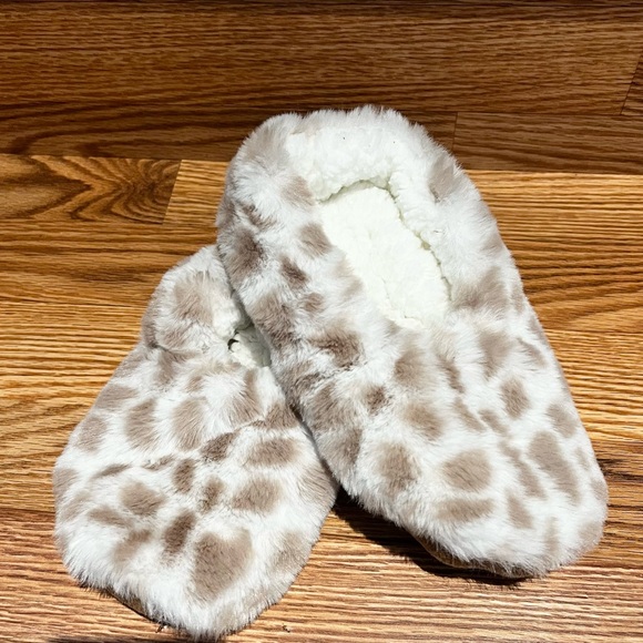 Slipper Socks With Grippers S/M (5-7) White with Taupe Spots NWT - Picture 4 of 9